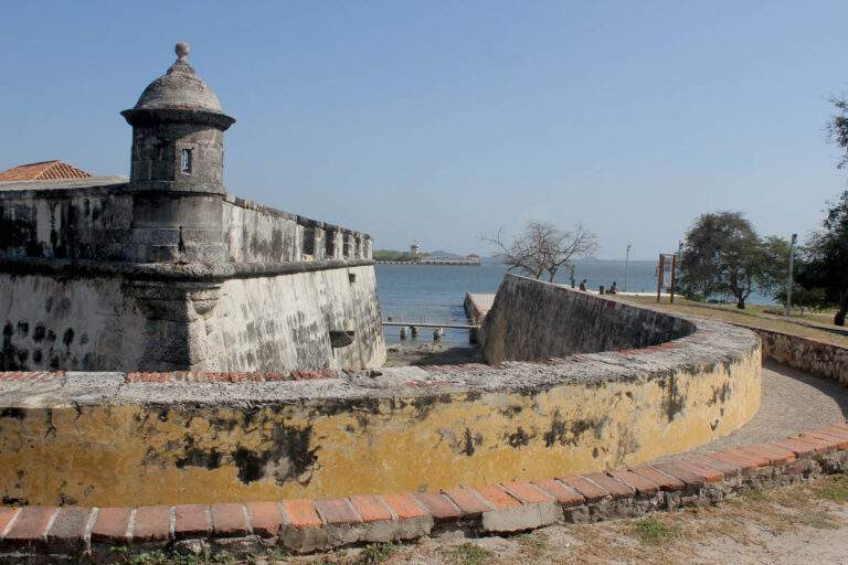 La muralla que rodea la ciudad de Cartagena de Indias