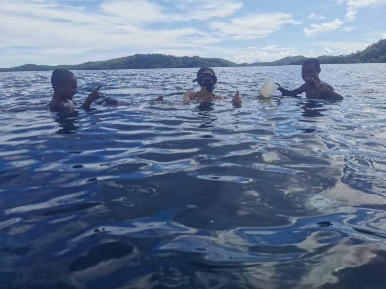 Snorquel con los locales de Raja Ampat