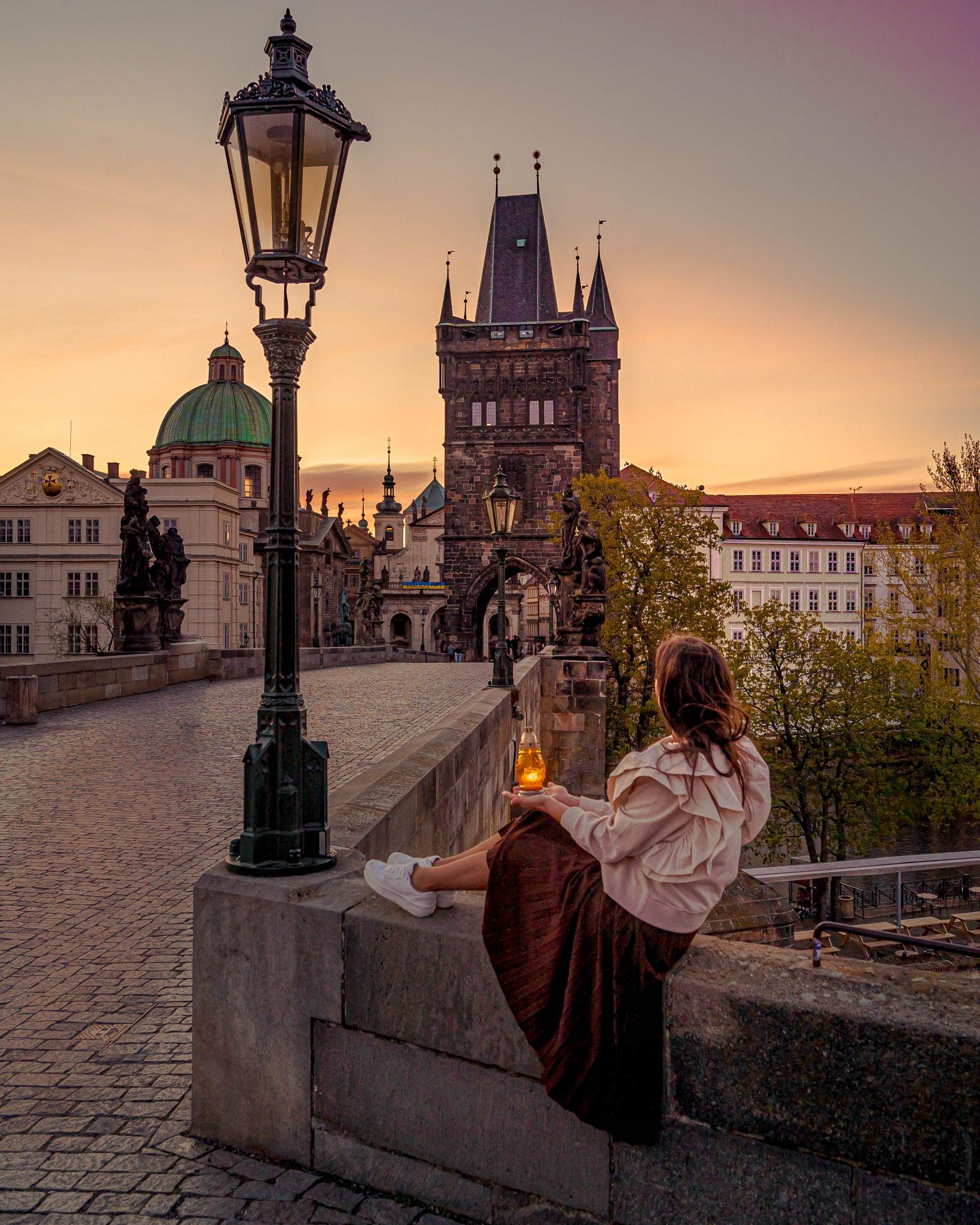 Contemplando el amanecer en el puente de Charles