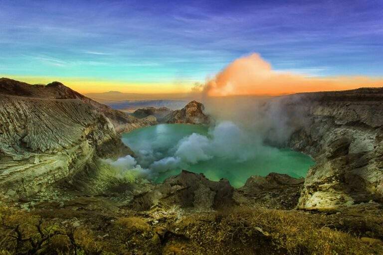 Vistas fascinantes a la boca del monte Ijen