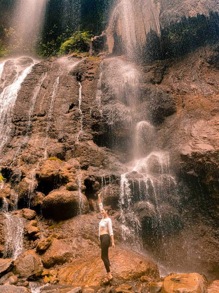 Goa Tetes al lado de la cascada de Tumbak Sewu