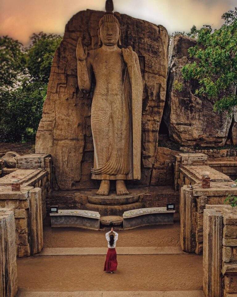 Delante del gran Buda de Avukana