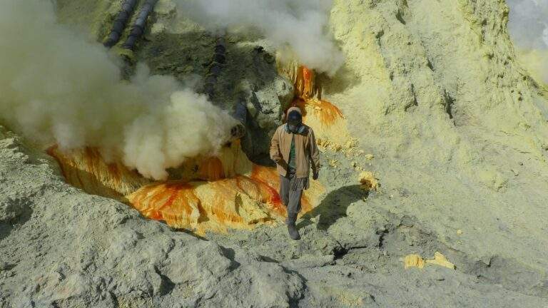 El volcan de Ijen-el mas toxico del mundo