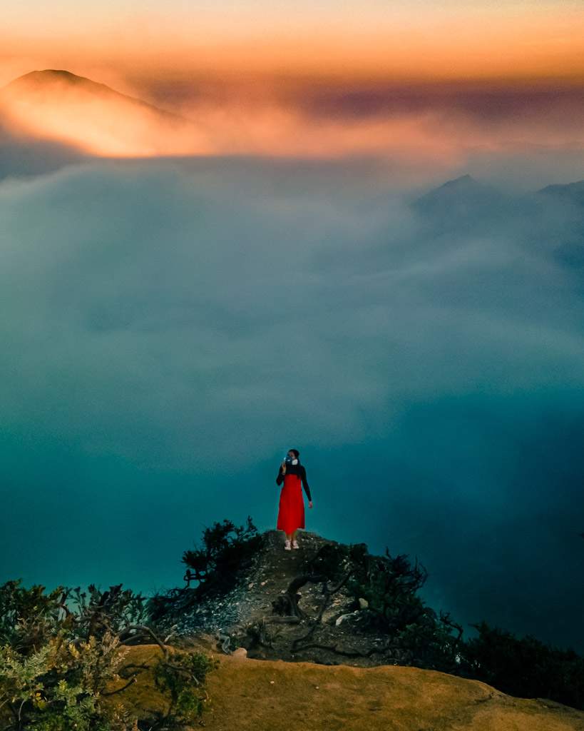 Delante de la boca del monte Ijen con mascara de oxigeno