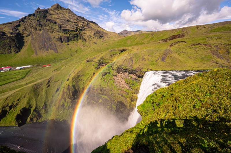 El arcoiris delante de la cascada de SKÓGAFOSS