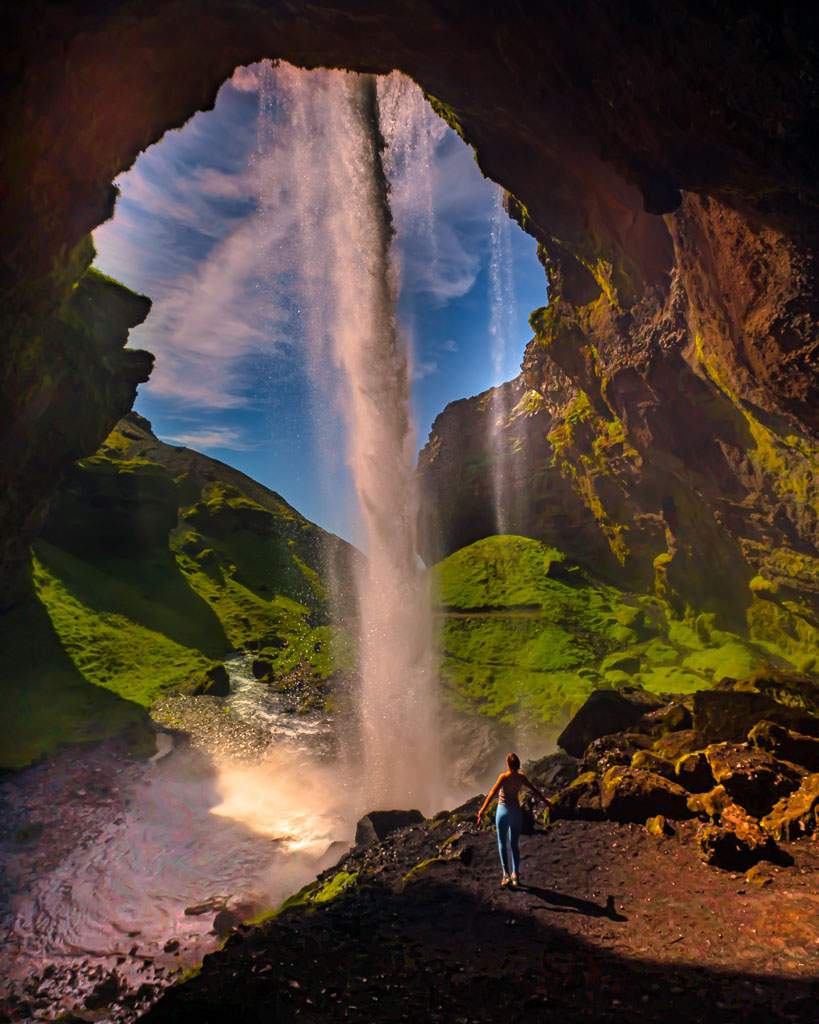 Kvernufoss, una cascada en la cueva