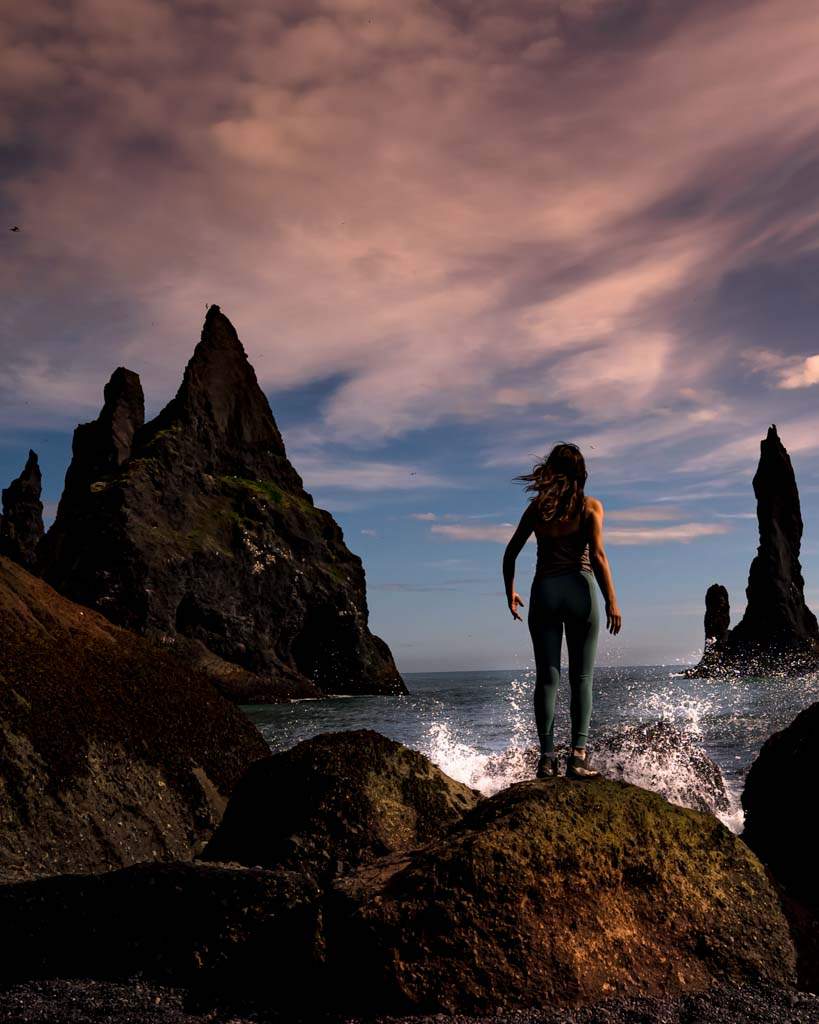 Impresioantes formaciones de rocas en la playa negra