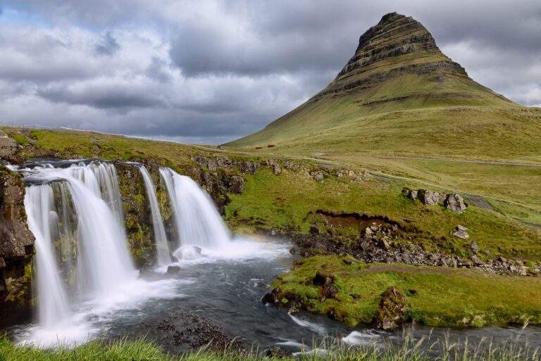 La preciosa montania de Kirkjufell y su cascada