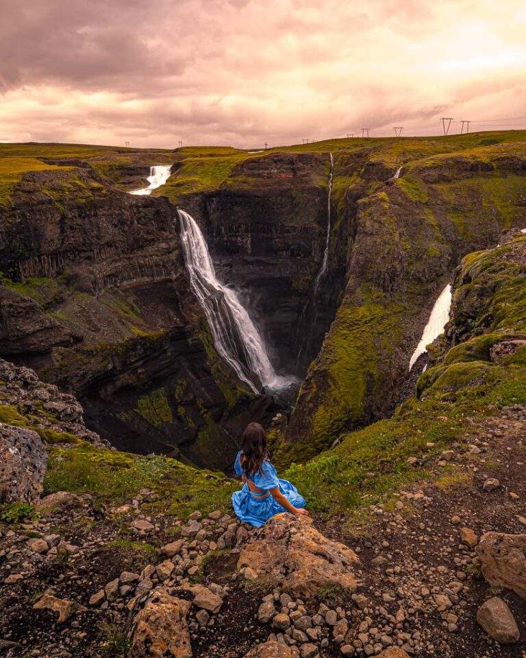 Delante de la brutal cascada de Haifoss